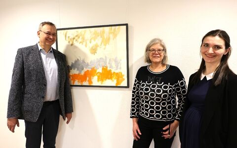 Sie haben die Ausstellung „Bilder aus der Zwischenzeit“ gemeinsam möglich gemacht: (v.l.n.r.) Prof. Sigmar Schnutenhaus, Inhaber des Zentrums für Zahnmedizin in Hilzingen, Andrea Jagode, zuständig im Hegau-Jugendwerk für die Presse- und Öffentlichkeitsarbeit, und Nadine Karker, Realschullehrerin und Kunsttherapeutin an der Wilhelm-Bläsig-Krankenhaus-Schule des HJW. Bild: Bernd Wiinzinger